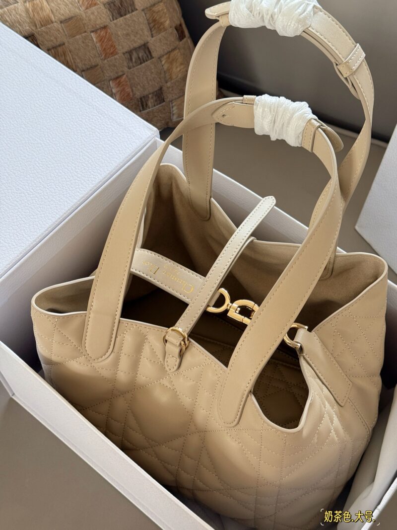 300 310 box upgraded version again
Size: 23x15cm (small size)
28 * 21cm (large size)
D's super popular Toujours shopping bag
I personally think the bag design is really durable!
I can't refuse anything gentle in beige color!
No big, no small!