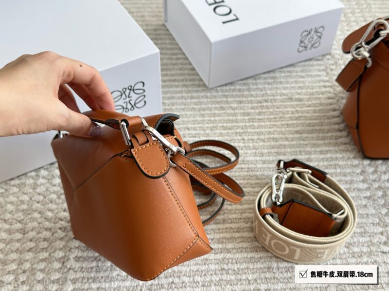 320 210 box (backpack)
Size: 24 * 15cm (large)
18 * 10cm (mini)
Loewe Geometry Package Puzzle
Truly cannot be missed,
?? Cowhide quality!
Completely hold on!
Luoyiwei | A perfect shoulder strap