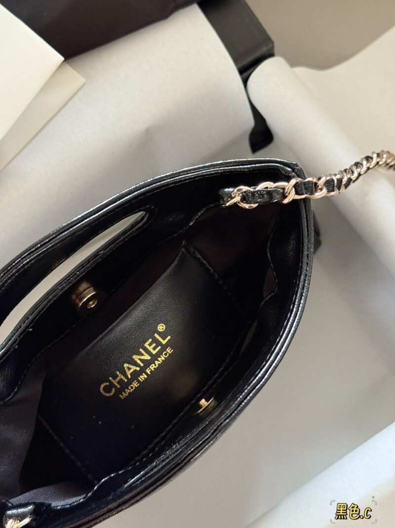 215 boxes
size：22*14.5cm
Xiaoxiangjia's 23a is worth buying
Cute and lovely side scrolling 31 nano bag
Who can withstand this!
Xiaoxiang's true love fans must join!