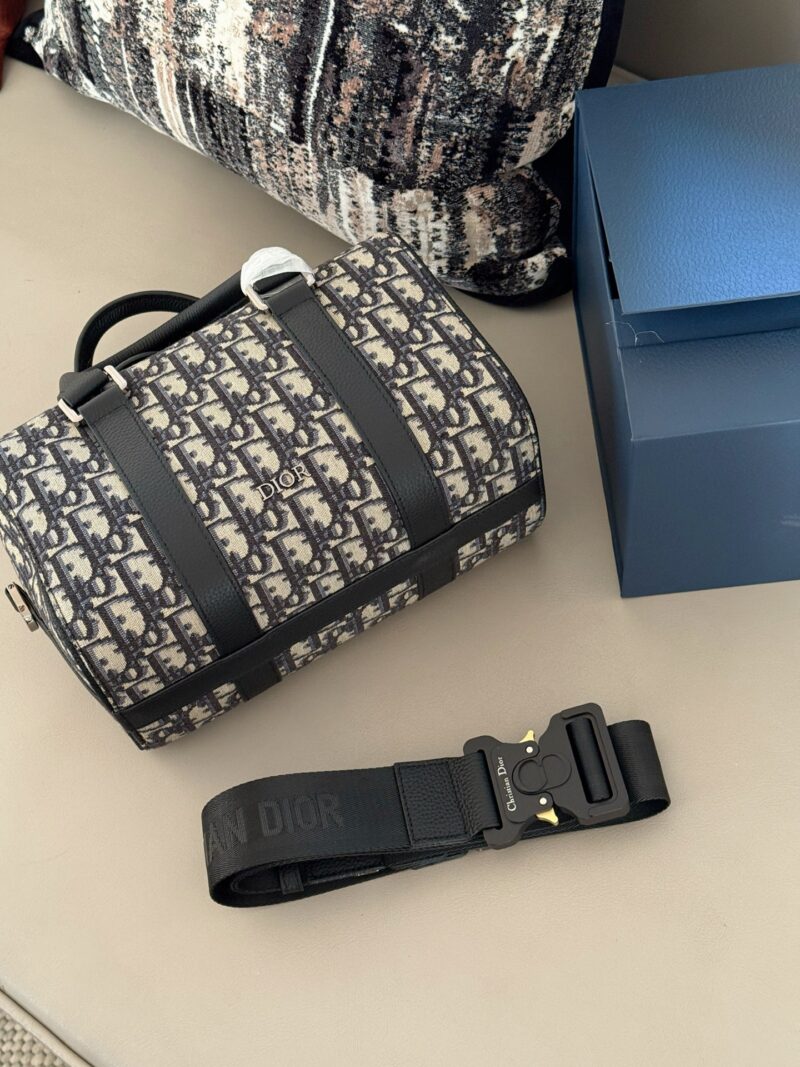ec7cce658a.jpg 315 box
size:26*17cm
D's old flower pillow bag looks new
How cute!
Classic vintage style! Back up and be a handsome guy!
Retro has a taste and practicality!
