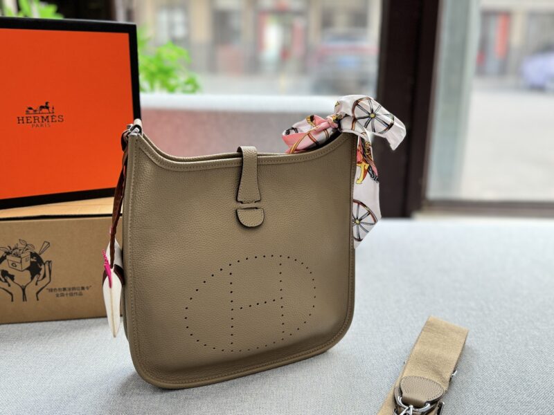 260 Complete Gift Box Set
size：29×30
Hermes Evelyne 29 III bag, Evelyne bag, single shoulder crossbody bag
Retro elegance and a sense of luxury
Moderately sized with a touching capacity
Both casual and formal attire can be easily controlled