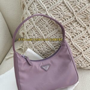 145 boxes (Korean order)
size：22*13cm
Prad Hobo Nylon Underarm Bag
Seeing the physical object is truly perfect!
package ??
Designed to be super convenient and comfortable!
Full of atmosphere on the upper body
It's very stylish to pick it up cas...