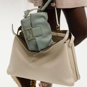 Fendi is versatile in any style of clothing, casual or professional, even down jackets, exuding a low-key and luxurious temperament.