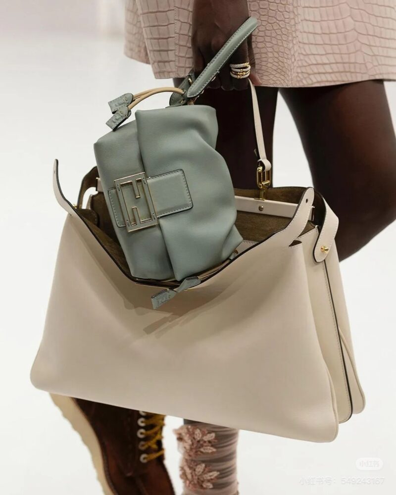 Fendi Mamma Baguette new bag
Come and pick the new Baguette baguette bag!
Which color would you like? # Fendi bag # Fendi baguette bag