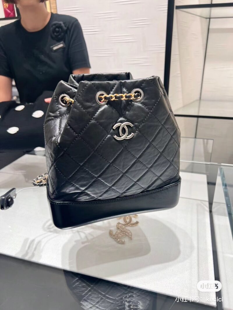 eca2bd8479.jpg Chanel Wandering Shoulders | The ceiling of the backpack is not wrong
Liu Yifei, who likes pure black, can take a look
The magic of Chanel lies in its ability to combine casualness and delicacy without going against the norm
Classic small shoulders, ...