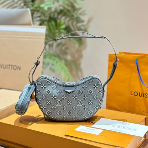 LV Cowboy Pea Bag
Do you love this pea bag? The bag shape is like a pea pod, with smooth lines and a strong sense of styling. It imitates denim patterns and prints PVC leather, which is more durable and waterproof compared to denim. It is a must-have...
