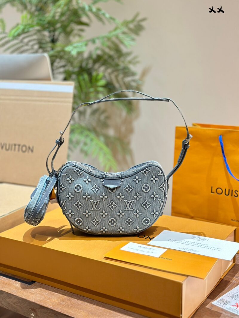 ecae07f88d.jpg LV Cowboy Pea Bag
Do you love this pea bag? The bag shape is like a pea pod, with smooth lines and a strong sense of styling. It imitates denim patterns and prints PVC leather, which is more durable and waterproof compared to denim. It is a must-have...