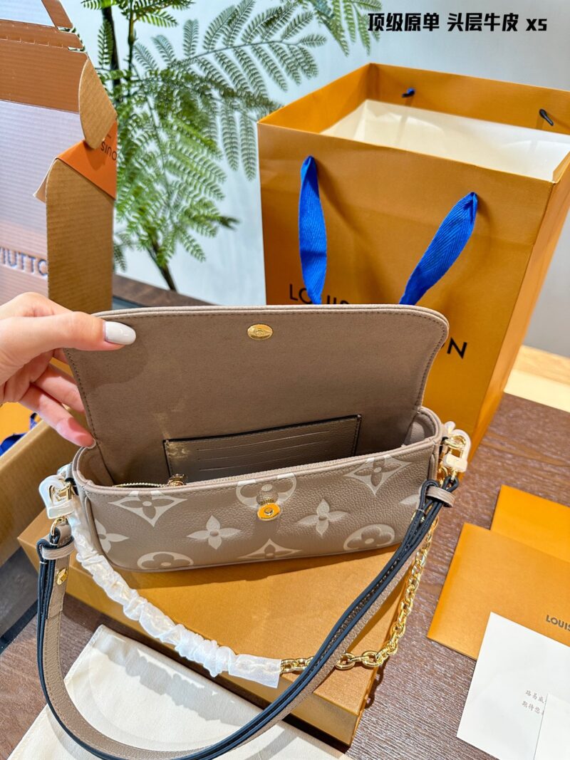 First layer cowhide original single p310
Cute bag shape yet full of elegant temperament folding box! Size 22.11
Lv Ivy Mahjong Bun
Cute bag shape yet full of elegant temperament combined with exquisite and fashionable chain underarm back
A crossbody ...