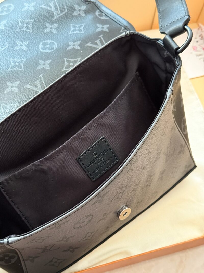 ece8823d56.jpg 260 boxes
size:24*19cm
L's postman bag pulse! Black Warrior!
It really grows on my aesthetic point,
Simple and versatile, spacious!
There are still some clever ideas in the compartment!
There is enough space to fit another iPad mini!