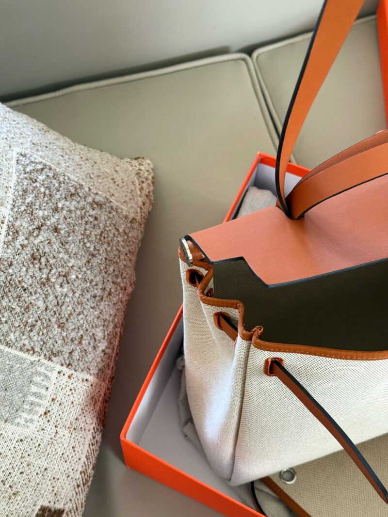 270 boxes
size：31*26cm
Hermes handbag
Canvas shopping bag ?
A bag that is easy to pack in physical form
Recently, I have been carrying my back while traveling
There is texture! Super advanced!
Its capacity is very friendly