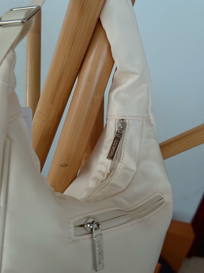 ecea823150.jpg 170 without box
size:29*17.5cm 4L
Lulu new ivory white armpit bag
I fell in love with this armpit bag at first glance
This year's new version is equipped with a small logo, which feels more exquisite and high-end. Lulu's new products can't escape a...