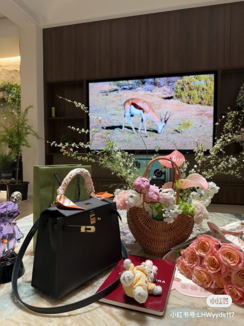 eceefb1972.jpg Black Gold Kelly 25 is so handsome!!! Hermes Kelly can't look up to other bags at first glance
Aima, you are really good at grasping my preferences!!!
Hermes/Hermes Kelly 25 Classic Black Gold Epsome Leather
The gold size is more rigid and three-dime...