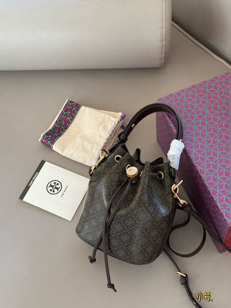 ed06cc268c.jpg 230, 240 with box
Size: 15 * 18.5cm (small size)
21 * 20cm (large size)
TB T monogram new bucket bag
Cocoa Limited Wealth Bucket, I love it, how about you?
It's really super comfortable!
Full marks for temperament!
The new product has added a hidden ...