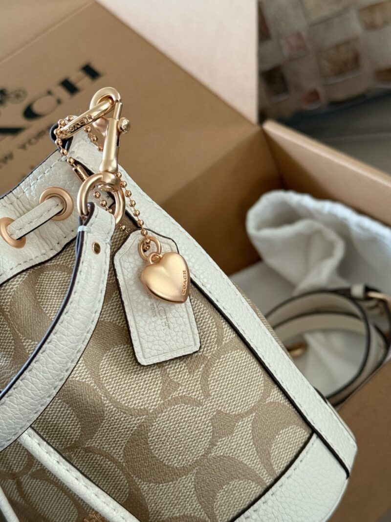 ed219d394f.jpg 215 boxes
size:16*16cm
C Mini Bucket Bag is super cute!
What a cute and lovely little bucket!
Isn't it too delicate and cute
Search Coach Coach Bucket