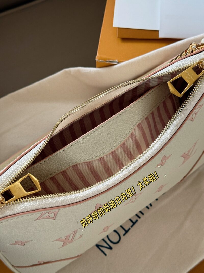 ed2663d35d.jpg 240 box high order version
size:29*16cm
L's white strawberry cream croissant
Cream white with dotted strawberry jam is the color of summer
Lively and lovely!
Two shoulder straps can be worn diagonally or on one shoulder
Mainly, you will like this color~
