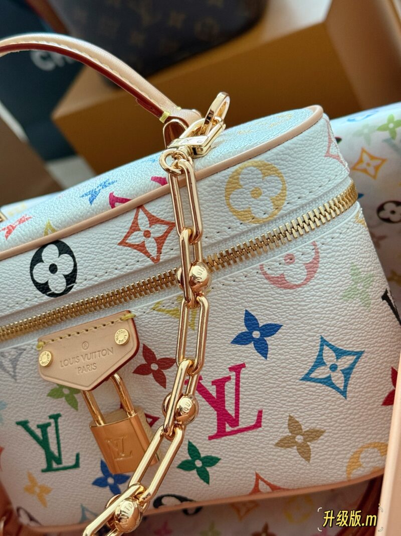 ed50d5ca24.jpg 310 box upgrade version
size:19*12cm
L Home Vanity Small Box White Tri Color
?? Equipped with two shoulder straps and cute dolls
Super convenient and practical!
Who really sees who falls in love
The feeling of sinking at a glance upon seeing th...
