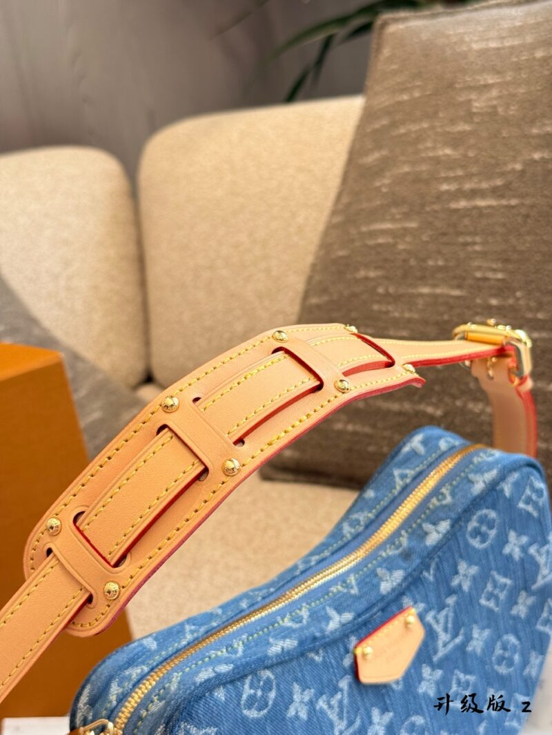 ed71061a7e.jpg 2-in-1 pea bag p300
LV denim monogram is finally back, no longer searching for vintage!
Classic light blue distressed denim with vintage design, full of retro feeling. Cowboys come with a casual temperament, with a soft body that gives people a feeli...