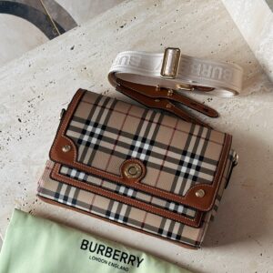 225 boxes
size：25*18cm
Bur Classic Magog Postman Bag!
Comes with vintage temperament.
Canvas looks more textured and unique than full leather.