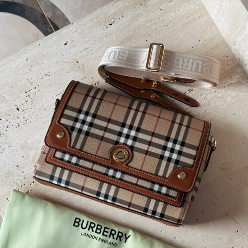 225 boxes
size：25*18cm
Bur Classic Magog Postman Bag!
Comes with vintage temperament.
Canvas looks more textured and unique than full leather.
