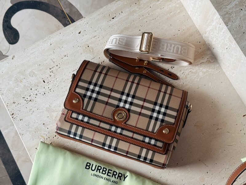 ed72244096.jpg 225 boxes
size:25*18cm
Bur Classic Magog Postman Bag!
Comes with vintage temperament.
Canvas looks more textured and unique than full leather.