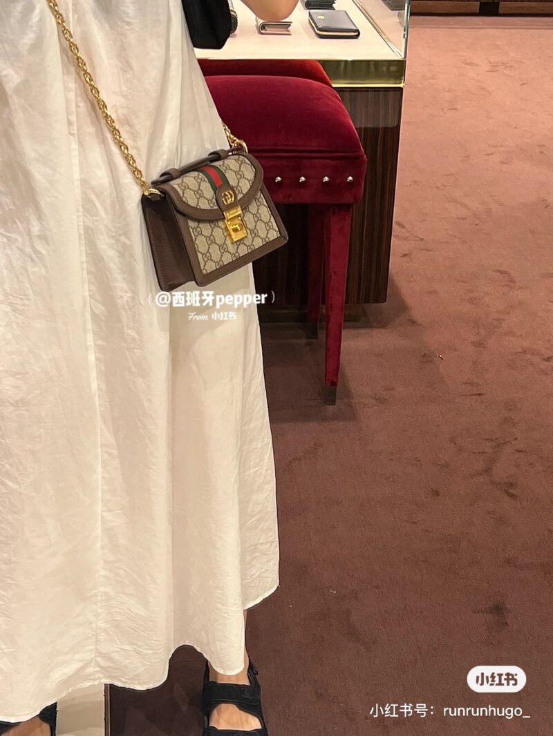 Gucci Mini ophilia Mini Bag Exquisite Mini Bag Comes Crown
Recent fashion trends and styles
Mini bags are essential items for going out on the street
The absolute bonus for the design is that the phone can fit comfortably and has ample space for dura...