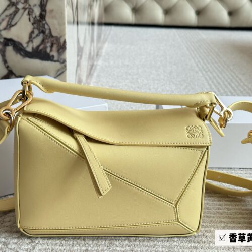 225 255 box
Size: 18 * 11cm (small size)
24 * 15cm (large size)
Loewe Geometry Package Puzzle
A very textured color,
Vanilla Yellow Puzzle Edge is very high-end!
?? Cowhide quality!
Completely hold on!