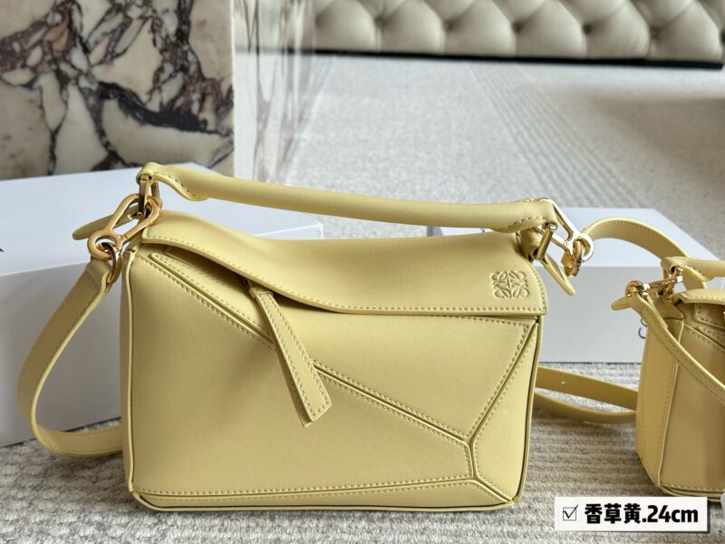 ed8e13b3c6.jpg 225 255 box
Size: 18 * 11cm (small size)
24 * 15cm (large size)
Loewe Geometry Package Puzzle
A very textured color,
Vanilla Yellow Puzzle Edge is very high-end!
?? Cowhide quality!
Completely hold on!
