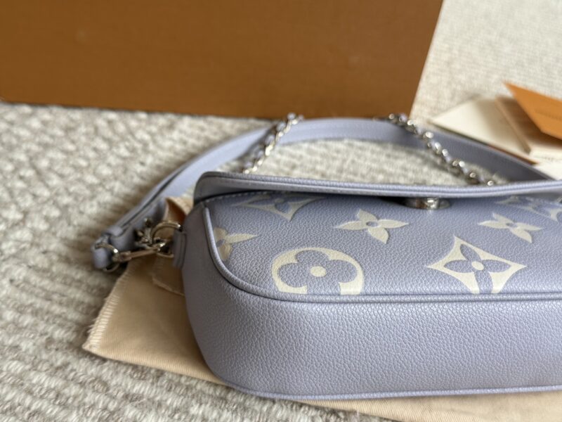 edd3aa6d75.jpg 225 boxes
size:22*12cm
L Home Cream White Ivy Woc
Real milk dripping~Super suitable for summer
Mahjong bag with double chain design
Can be carried diagonally, single shoulder, or handheld
The built-in card slot is cute and easy to use!