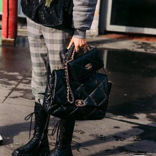 Chanel 19bagI1 is a bag that can be owned by both boys and girls. There are many small fragrances in this bag, so there's no need for me to say more
The large black and gold logo has high recognition
I think the size is just right and the capacity is...