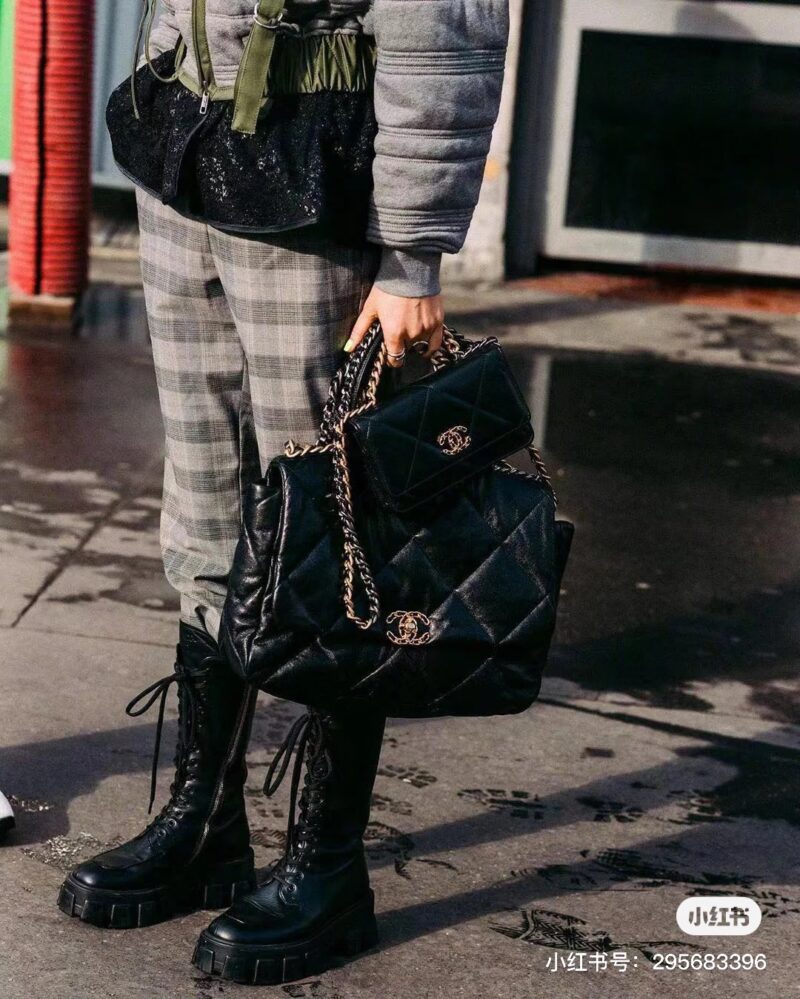 edd668a3e5.jpg Chanel 19bagI1 is a bag that can be owned by both boys and girls. There are many small fragrances in this bag, so there's no need for me to say more
The large black and gold logo has high recognition
I think the size is just right and the capacity is...