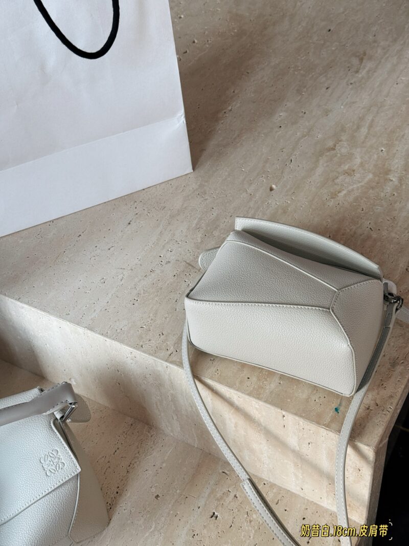 eddd481047.jpg 235260 box
Size: 18 * 10cm (mini)
24 * 15cm (large size)
Loewe Geometry Package Puzzle
Truly cannot be missed,
?? Cowhide quality!
Completely hold on!
Silver button milkshake white small puzzle
The high-end lychee skin is about to overflow
