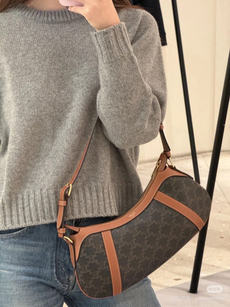 ede97ee024.jpg Celine launches new floral shoulder bag
Full of retro style autumn and winter coats, really beautiful