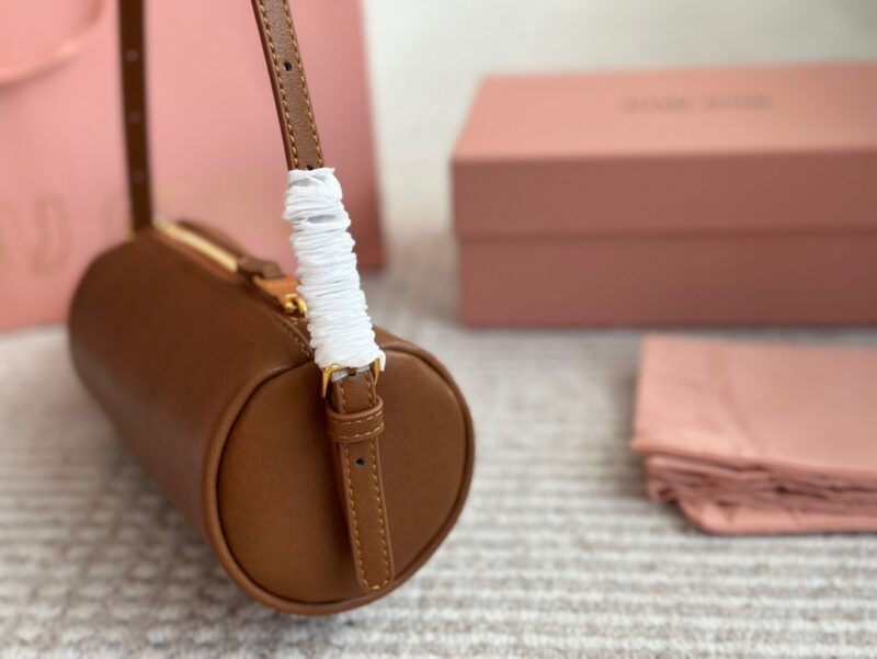 210 with pendant
Size: 22 9cm with box
Who has the joy of miumiu's small cylinder
Miumiu pencil case bag made of old Nappa leather
Very retro flavor paired with lamb wool. Mary Jane is a pseudo intellectual with a refined look today