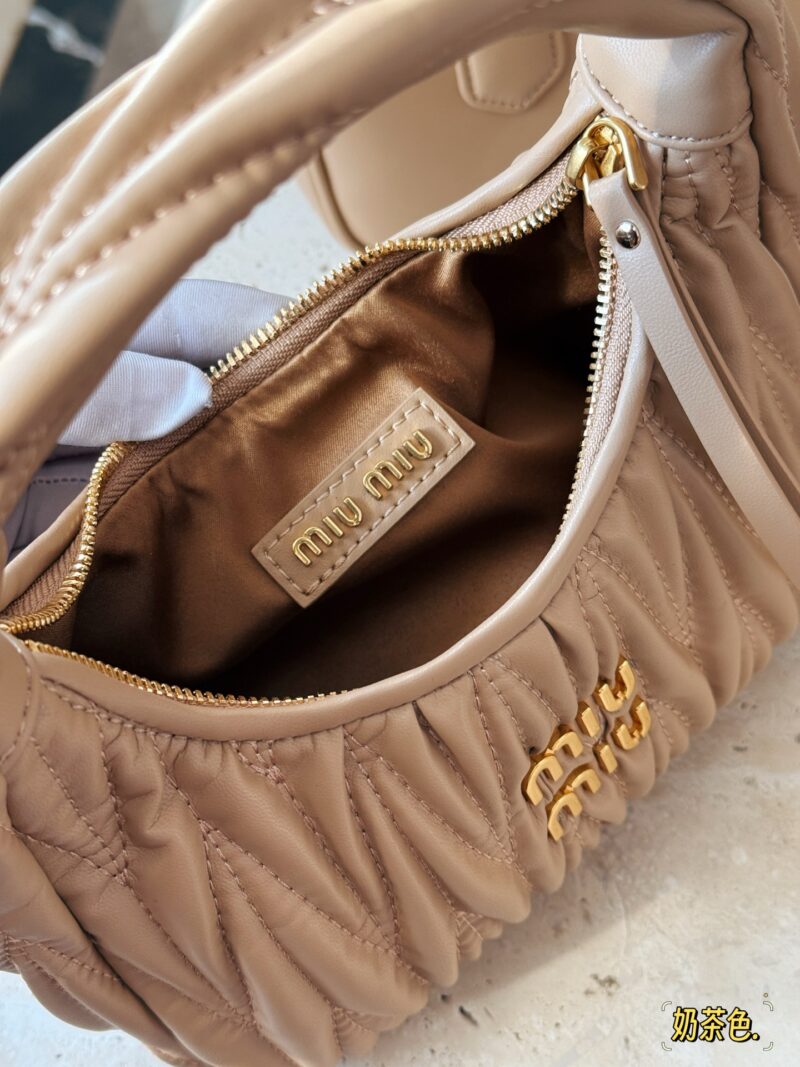 edfb43df9f.jpg 210 box
size:22*11cm
MiuMiu girl who can be cool and cute
Miumiu wander bag
Easy to match, can handle any style
The material is very soft
The capacity is also very good
Retro and playful hobo bag shape
It's a bag that I've been taking out almost ev...