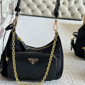 195 pairs of boxes
size：22 13cm
Prada Hobo Nylon Underarm Bag
Seeing the physical object is truly perfect!
package ??
Designed to be super convenient and comfortable!
