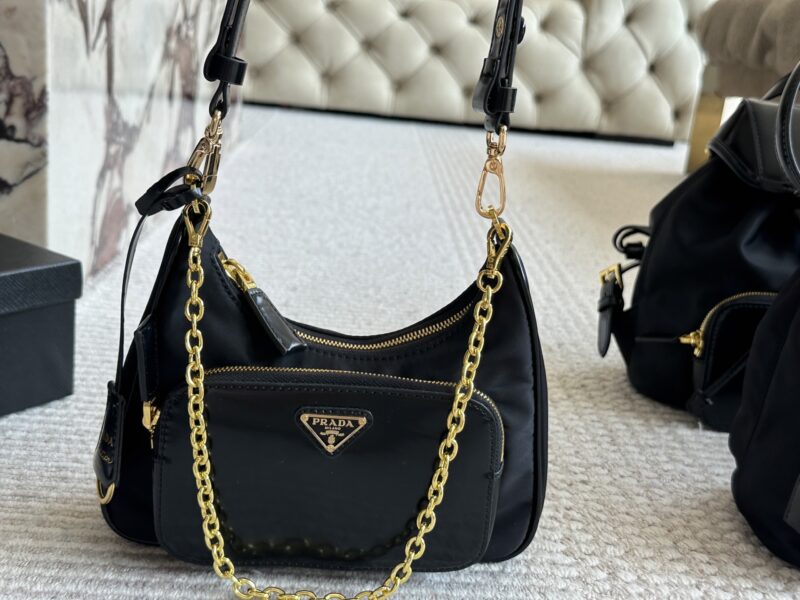 ee0334af24.jpg 195 pairs of boxes
size:22 13cm
Prada Hobo Nylon Underarm Bag
Seeing the physical object is truly perfect!
package ??
Designed to be super convenient and comfortable!
