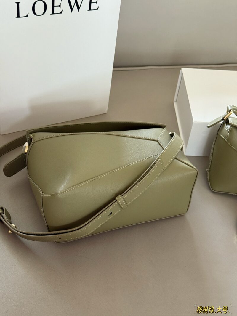 ee0892f19a.jpg 235 260 box
Size: 18 * 10cm (mini)
24 * 15cm (large size)
Loewe Geometry Package Puzzle
Truly cannot be missed,
?? Cowhide quality!
Completely hold on!
Advanced high is about to overflow!
Did you adjust the color of this eucalyptus green puzzle t...