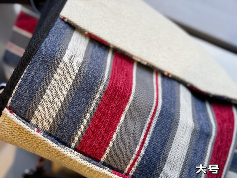 280 280 without box
Size: 38 * 30cm (large)
33 * 25cm (small)
Xiaoxiangjia Cowboy Beach Bag ?
Arrange it! Arrange it!
This beach bag released this year is so beautiful!
More advanced