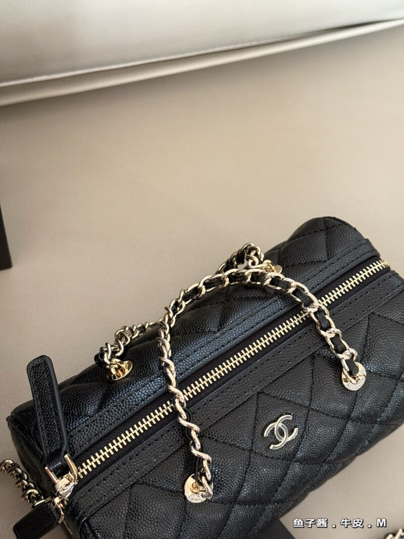 260 box cowhide
size：18*12cm
The Relaxation of Xiaoxiang's 25p Bowling Bag
Litchi peel and detachable chain
The round and plump bag has a particularly good capacity
I don't choose outfits either!
Belonging to the classic style of bowling!