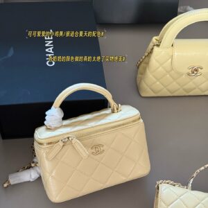 210 Pack
size：18*10cm
Xiaoxiangjia Handle Box Bag
Your upper body is full of immortal energy!
The smooth skin feels super comfortable to the touch
Crossarm/Handheld/
Summer chicken yellow/soft fufu drops super cute/