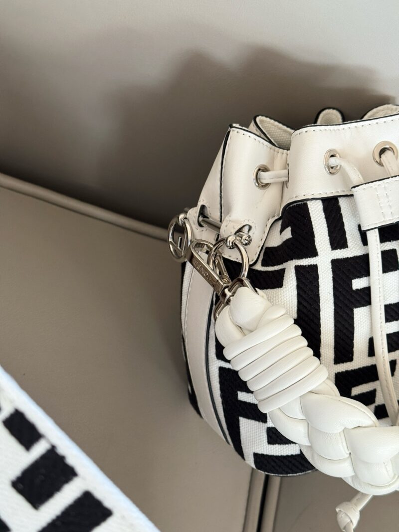 ee4c0c16a6.jpg 220 boxes
size:12.5*18cm
Fendi bucket bag
Wide woven wrist strap
configuration ? Long shoulder straps!
The Wealth Bucket has a new color scheme! It's so beautiful
The capacity and appearance are all very online!
