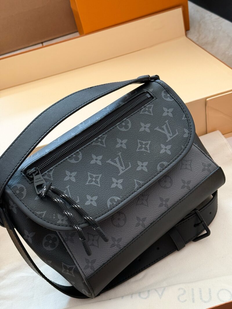 ee59287d65.jpg 260 boxes
size:24*19cm
L's postman bag pulse! Black Warrior!
It really grows on my aesthetic point,
Simple and versatile, spacious!
There are still some clever ideas in the compartment!
There is enough space to fit another iPad mini!