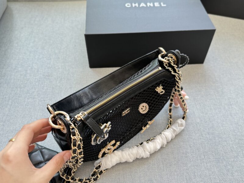 ee5e2bae16.jpg 230 folding box ? Pendant
size:21×15
CHANEL 25S fishing net badge brooch bag armpit bag handbag shoulder bag mesh bag baozi mother bag
Cool and cute~
Perfect for summer~
It's really, really, really exquisite
The slightly larger one has a chain t...