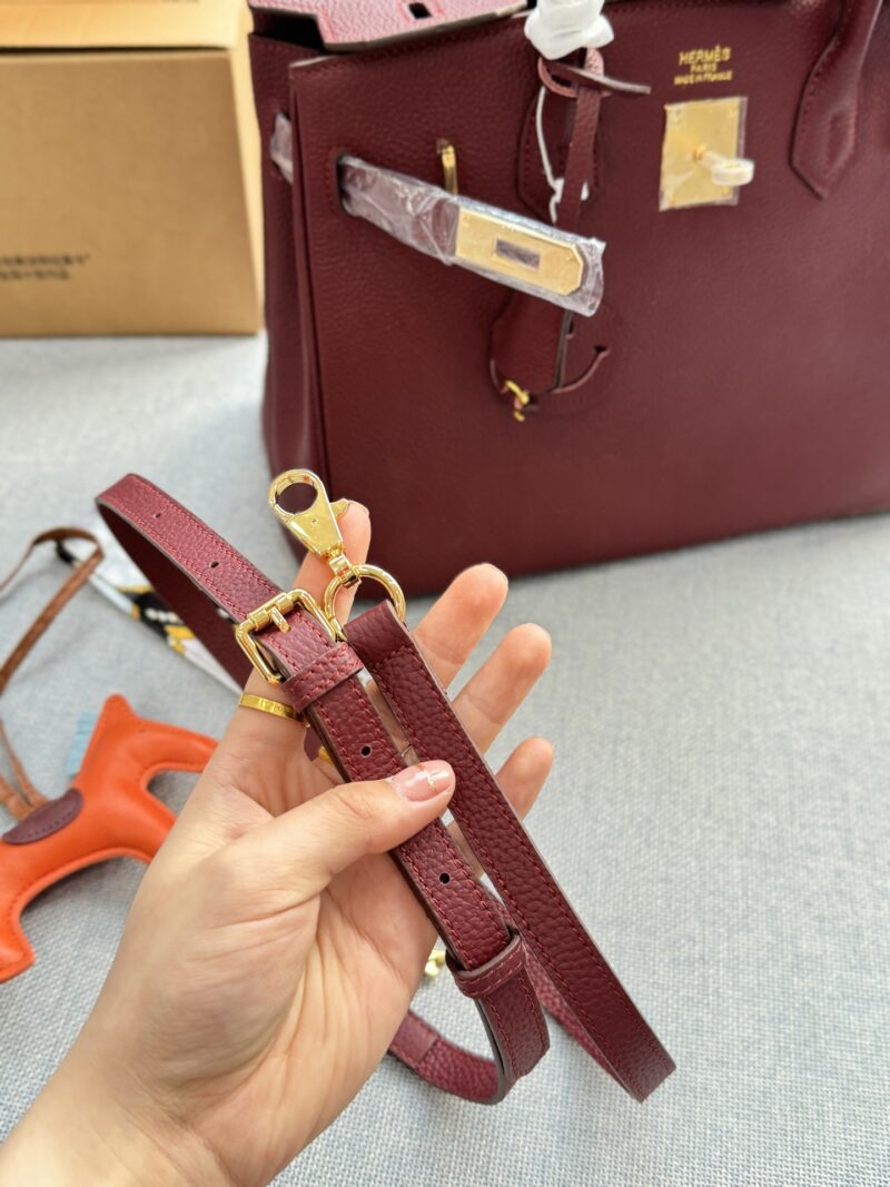Complete gift box
size：30×22
Hermes Birkin 30 Platinum Bag Handbag
With just a flick of it when going out, one's temperament skyrockets
Simple and durable design
Exquisite, efficient, durable, can be installed and matched properly
Highly textured,...