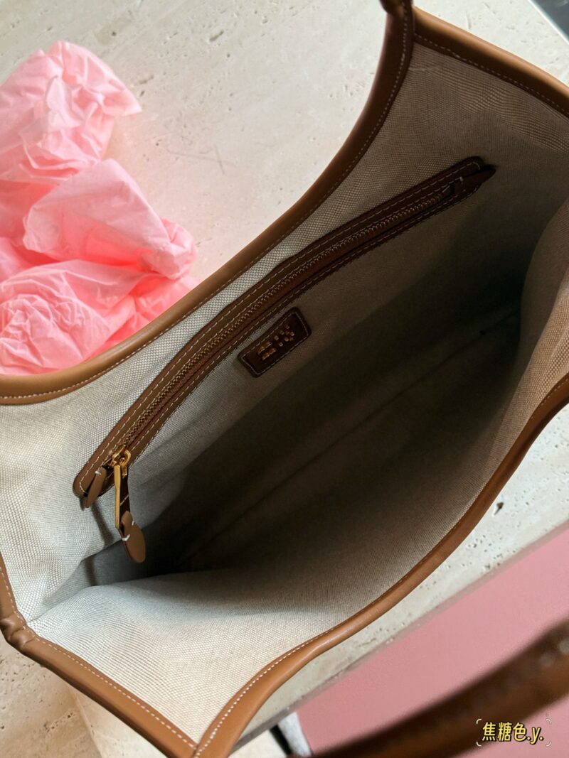 ee9c55ae76.jpg 235 box upgrade version y
size:33*30cm
Miumiu's new tote
The wind is blowing too hard this year
There are so many popular products!
This version is also too beautiful!
Spring and summer tote bags are the king!