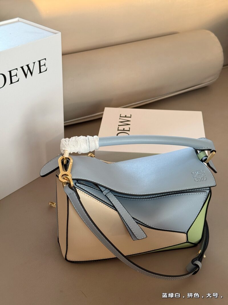 eeb688dcb0.jpg 225 255 box
Size: 18 * 10cm (mini)
24 * 15cm (large size)
Loewe Geometry Package Puzzle
Truly cannot be missed,
?? Cowhide quality!
Completely hold on!
Puzzle's blue-green and white color matching
Advanced high is about to overflow!