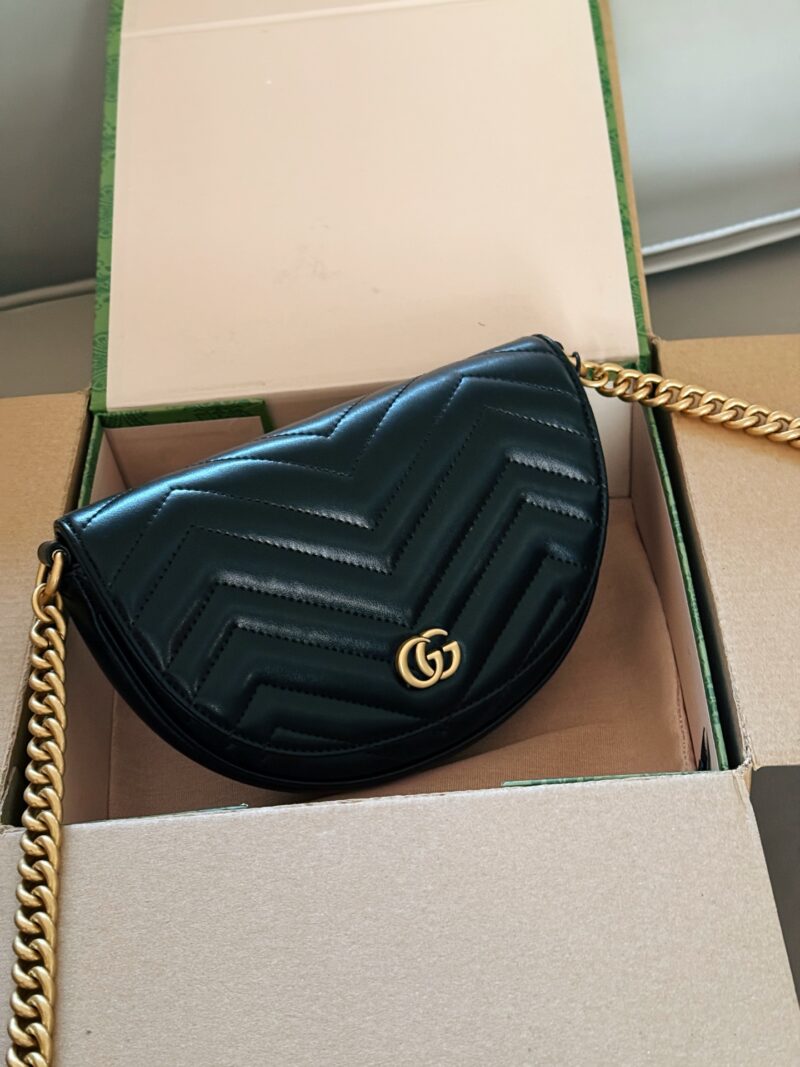 eebbe65a37.jpg 205 box
Size: 20 (top width) * 4cm
GG Marmont 23ss saddle bag,
It's hard not to love after watching it
Inside the original hardware version!
The upper body effect is also amazing!