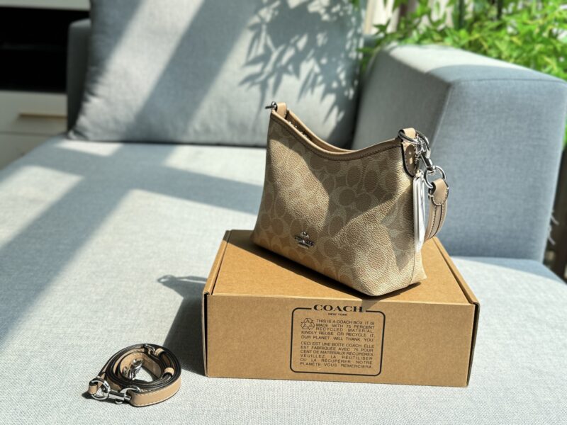 eebbfbca98.jpg 180 airplane box
size:19.5×15.5
COACH LAUREL Lao Hua Wandering Bag Underarm Bag Cross Shoulder Bag
Mini wandering bags are also too Q!
Really super cute
At first glance, it amazed me!
The bag is lightweight and has just the right capacity, making ...