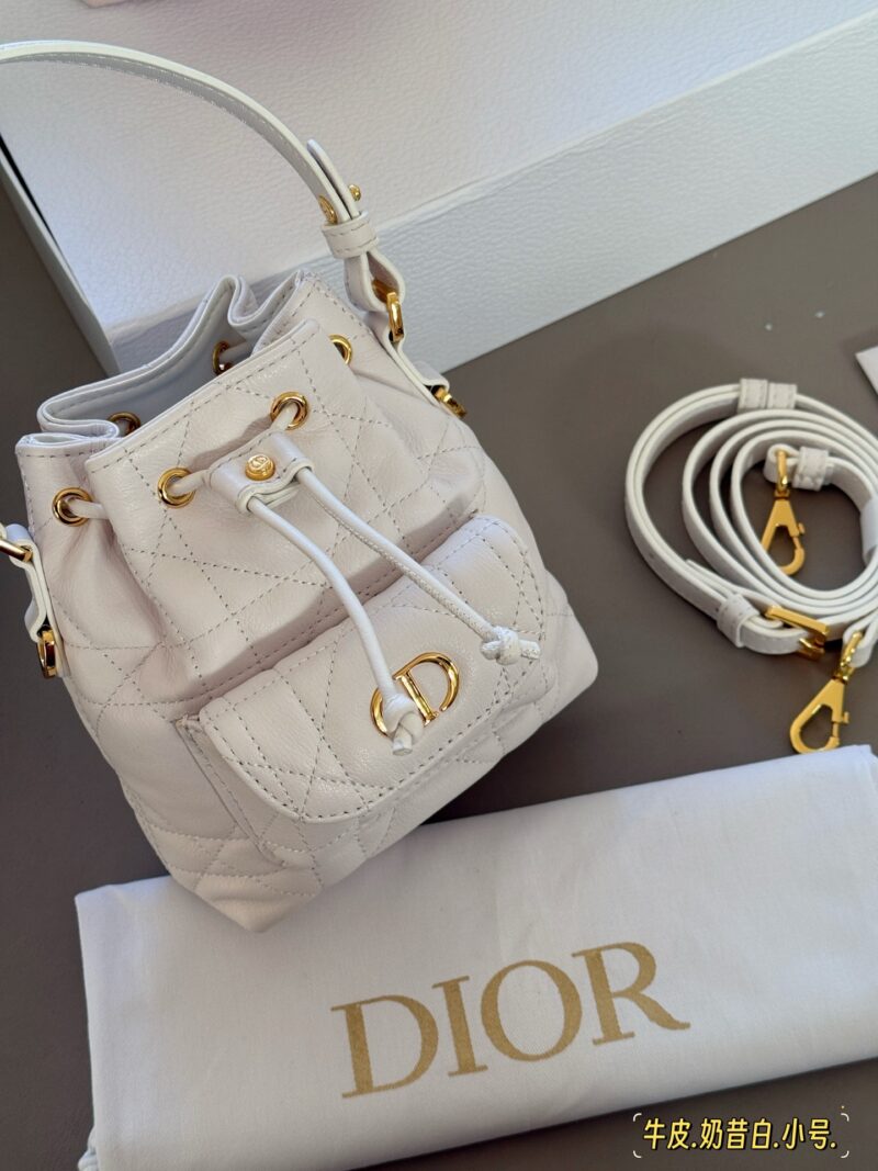 eec579601a.jpg 310, 330 with box cowhide
Size: 15 * 15cm (small)
20 * 24cm (large)
D Home Caro Bucket Bag
Tengge pattern design is classic and stylish!
The shoulder strap can be matched freely and is exquisite and practical~I really like it. The whole person is ele...
