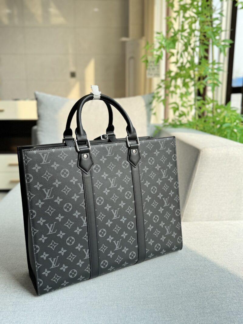 eeddea1607.jpg Cowhide 345
size:40×33
LV Sac Plat Sakpla 24H Black Warrior Old Flower Music Manual Bag Tote Bag Shopping Bag Handbag briefcase
Steady and atmospheric, fashionable and elegant, the classic color scheme of black and gray highlights the brand's icon...